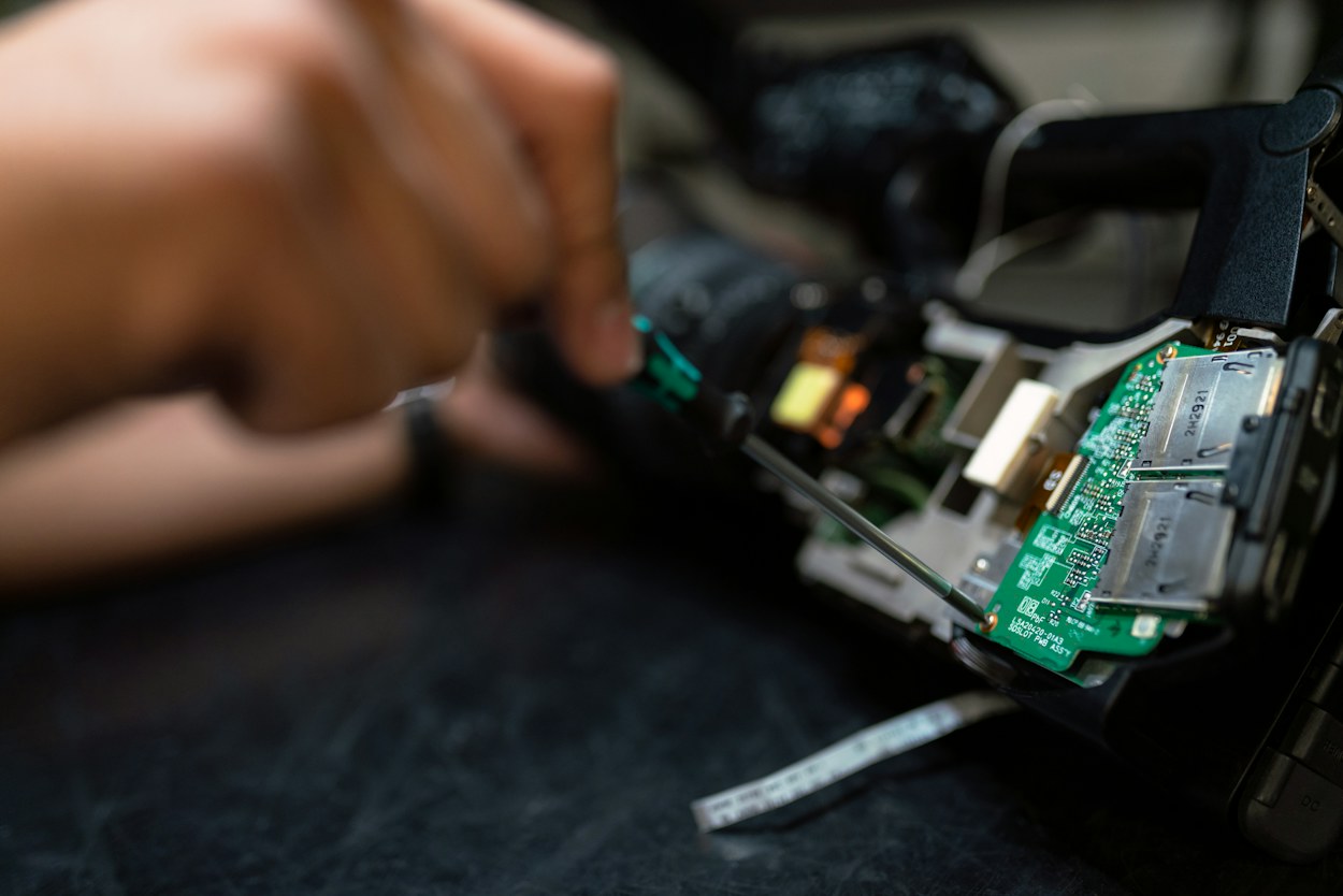 Especialista a trabalhar num equipamento eletrónico